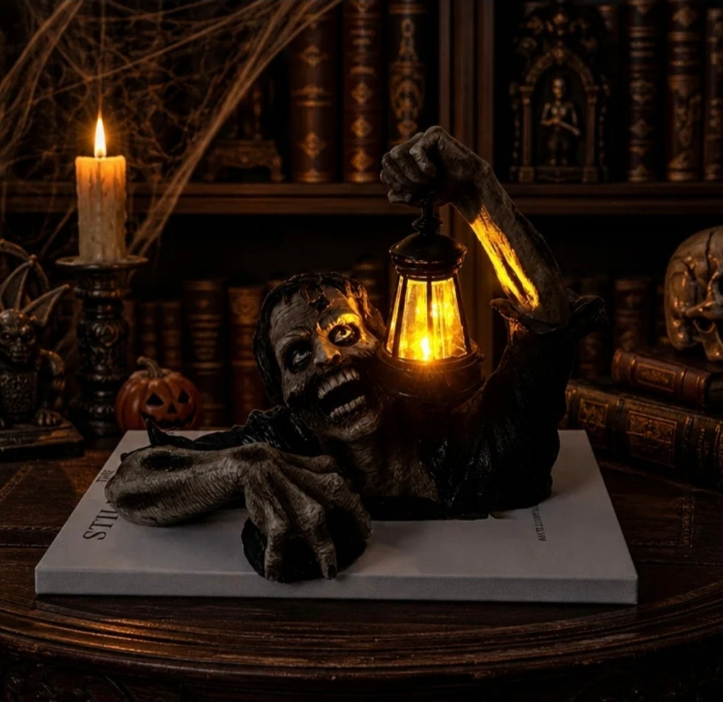 Schaurig-schöner LED-Zombie mit Laterne | Die perfekte Halloween-Deko für Tisch & Regal