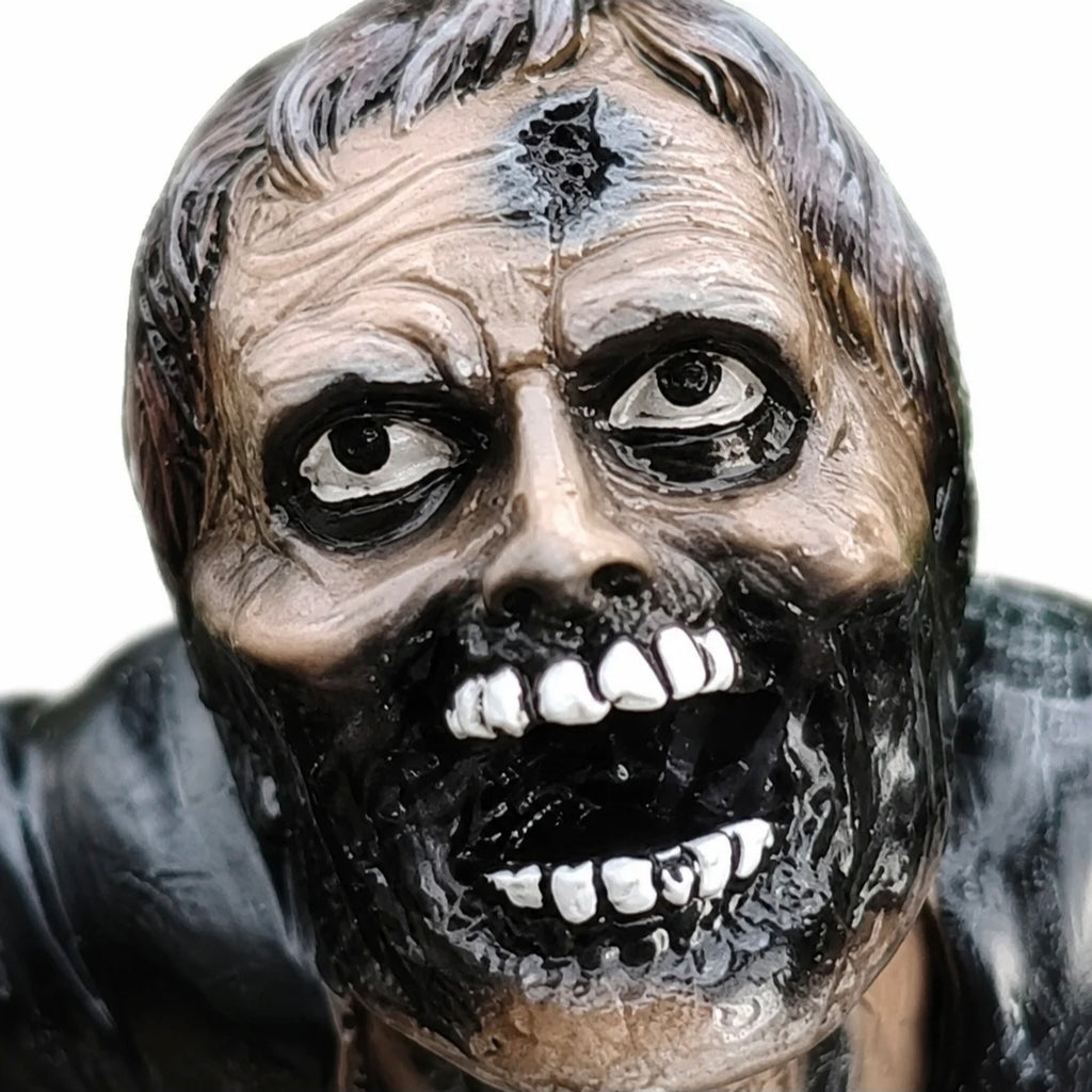 Schaurig-schöner LED-Zombie mit Laterne | Die perfekte Halloween-Deko für Tisch & Regal