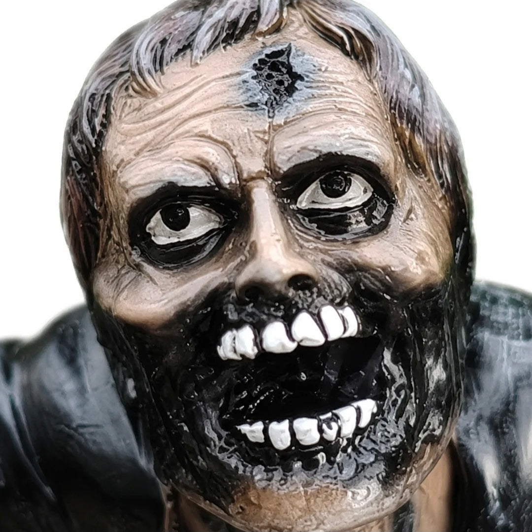 Schaurig-schöner LED-Zombie mit Laterne | Die perfekte Halloween-Deko für Tisch & Regal